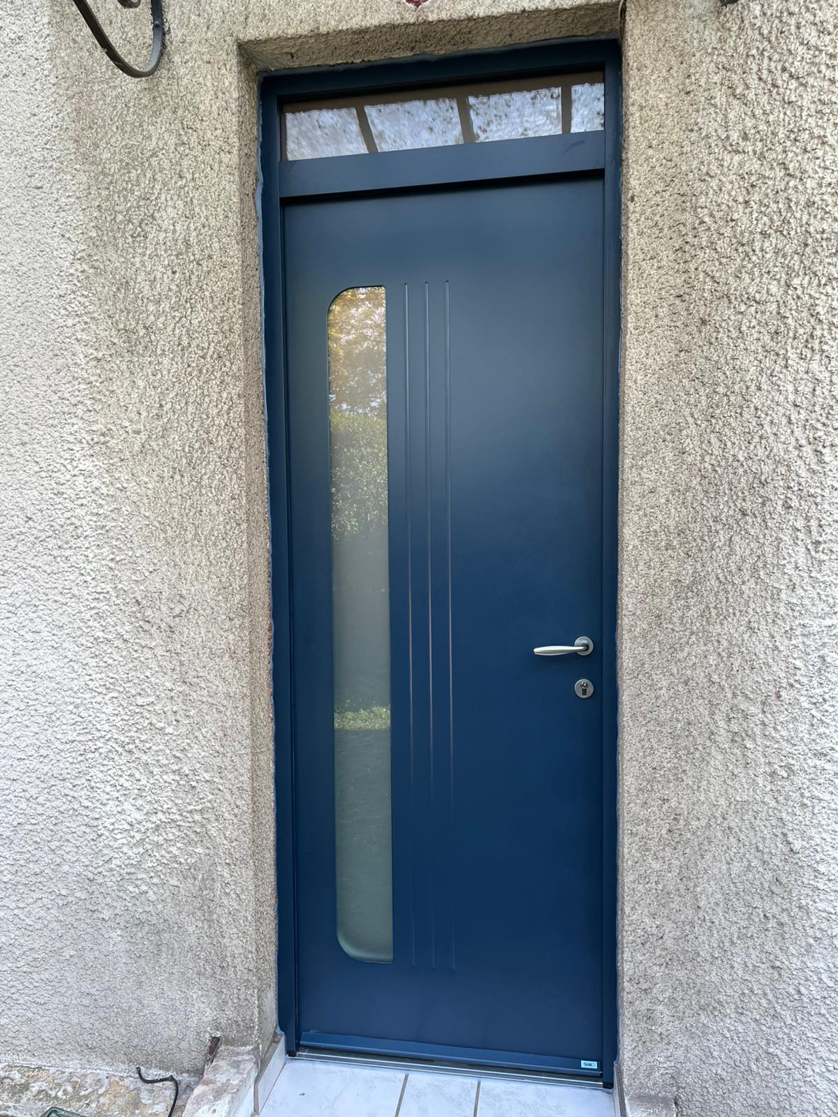 Porte d'entrée en PVC blanc moderne avec vitrage décoratif